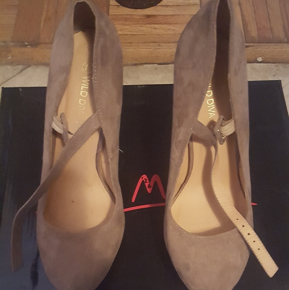 Beige suede pumps with buckle